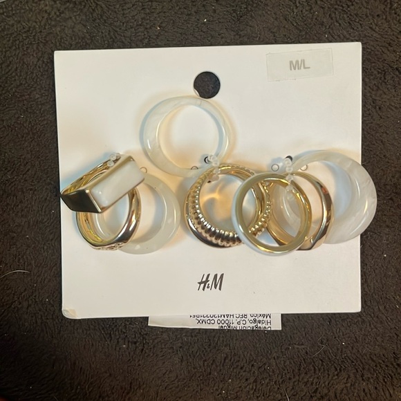 H&M 9-PACK RINGS
GOLD-COLORED/WHITE (Resin 60%, Metal 40%) Size M/L - Picture 2 of 7